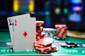 Pengguna ponsel melihat game tembak ikan